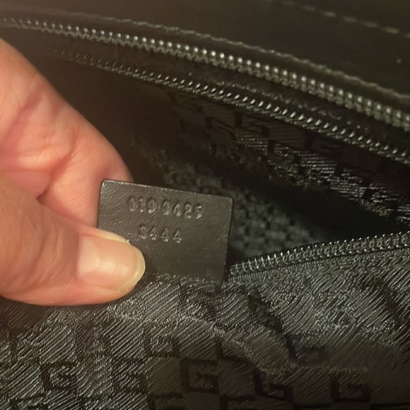 August Gucci Tote zipper closure - Picture 15 of 16